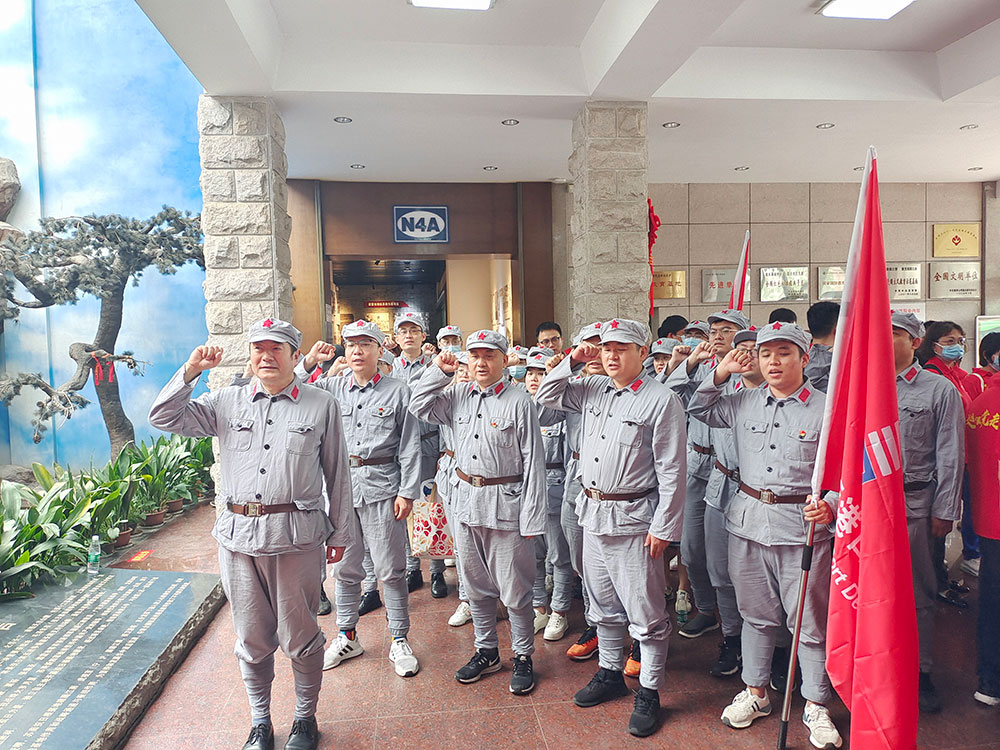 4港口发展机关支部结合供给链支部赴句容茅山新四军留想馆发展党史教育活动。在新四军留想馆展馆大厅，整个党员面对党旗，高举右手沉温入党誓词，再次体味作为一名共产党员的责任感和使命感。.jpg